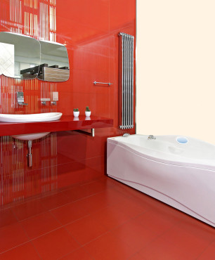 Czerwona łazienka z wanną