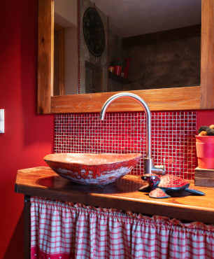 Rustykalna łazienka w kolorze czerwonym