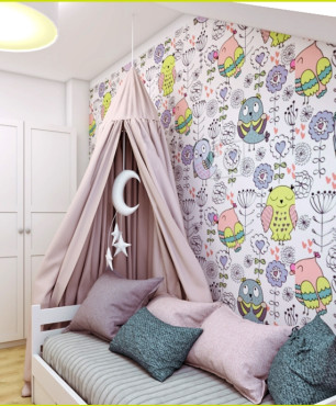 Pokój dziecięcy z tapetą na ścianie oraz z różowym baldachimem