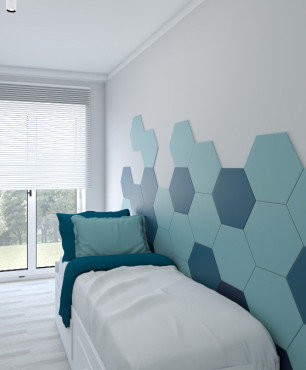 Pokój nastolatka z meblami i wzorem heksagonalnym na ścianie