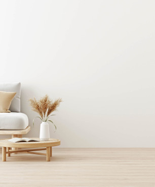 Salon z białą ścianą i kremową sofą