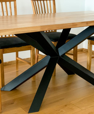 Stół z dębowym blatem i nogami stalowymi czarnymi typu Pająk