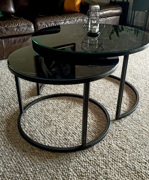 Dwa okrągłe stoliki kawowe ze szklanym blatem ala marmur