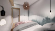 Mała sypialnia z meblami na wymiar oraz z tapetą na ścianie