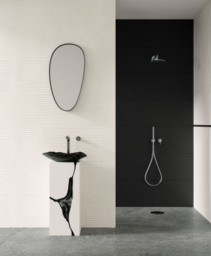 Nowoczesna łazienka z prysznicem walk-in w oprawie czarno-białych płytek