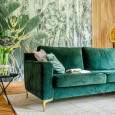 Zielona, welurowa sofa w salonie