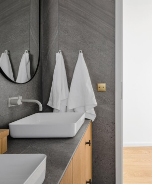 Klasyczna łazianka z szarymi płytkami na ścianie