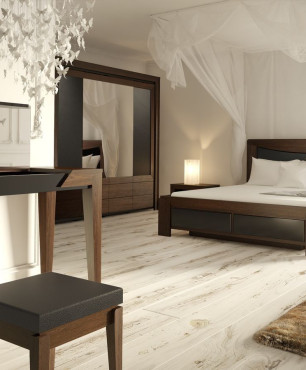 Duża sypialnia z ciemnym drewnianym łóżkiem z białym baldachimem