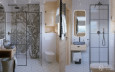Nowoczesna łazienka z drewnianymi elementami