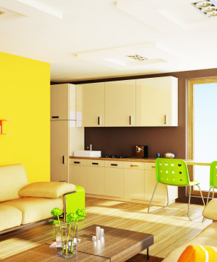 Żółty salon z dodatkami w kolorze zielonym i pomarańczowym