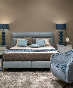 Sypialnia z niebieskim łóżkiem kontynentalnym