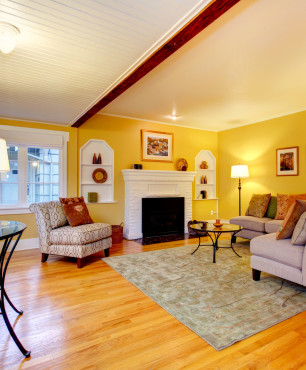 Żółty salon z dywanem