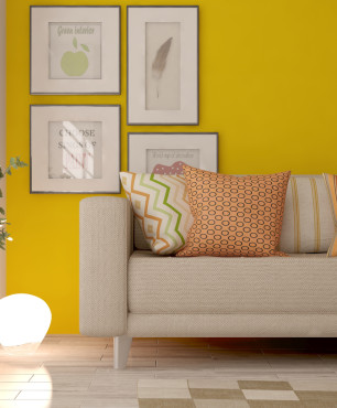 Salon  z lnianą kanapą i żółta ścianą