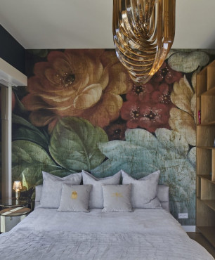 Sypialnia z tapetą z motywem kwiatowym na ścianie