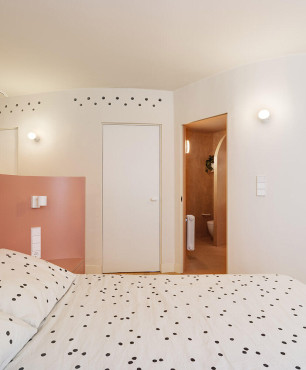Sypialnia w biało-różowych kolorach