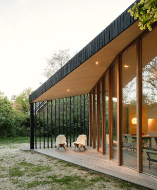 Mały, drewniany taras w nowoczesnym domu w naturalnym klimacie