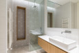 Projekt łazienki z prysznicem walk-in i z szarymi płytkami z białym wzorem