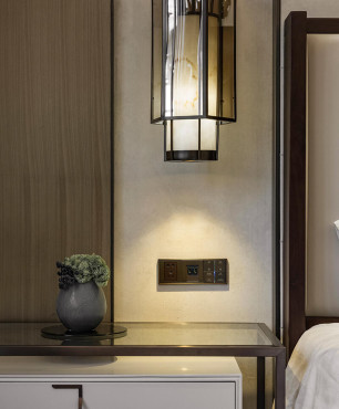 Sypialnia z drewnem na ścianie i tynkiem dekoracyjnym na ścianie oraz z piękną lampą wiszącą