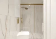 Projekt łazienki w stylu glamour z prysznicem i białymi płytkami gresowymi na podłodze i ścianie