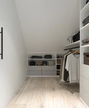 Garderoba na poddaszu z panelami na podłodze