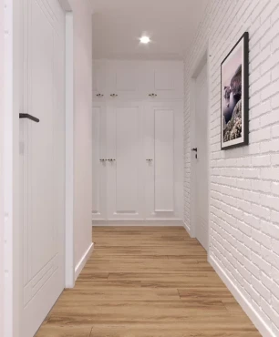 Klasyczny przedpokój z białym kolorem na ścianie oraz z białymi drzwiami