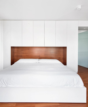 Projekt sypialni z meblami z białym, matowym frontem