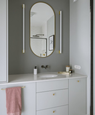 Klasyczna łazienka z białą szafką stojącą i szarym kolorem ścian