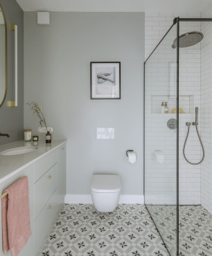 Projekt łazienki z prysznicem walk-in z wzorzystymi płytkami na podłodze i białymi na ścianie