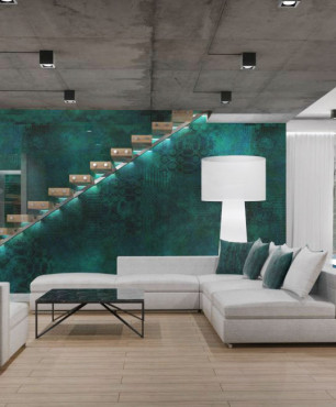Salon z zieloną jedną ścianą i betonowym sufitem
