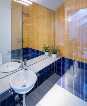 Łazienka z żółto-niebieskimi płytkami na ścianie