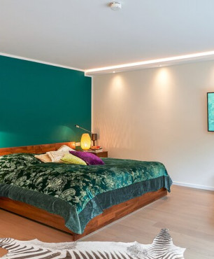 Duża sypialnia z dużym, drewnianym łóżkiem kontynentalnym