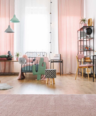 Przestrzenny pokój z różowymi zasłonami