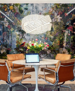Jadalnia z florystyczną tapetą na ścianie oraz z okrągłym stołem
