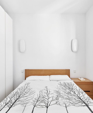 Klasyczna sypialnia z białą szafą i białymi konkietami
