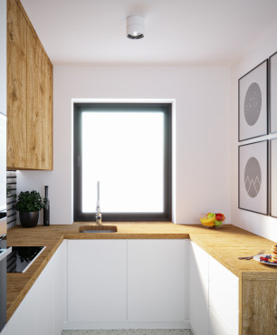 Mała kuchnia w kształcie litery U z meblami z białym frontem oraz z drewnianym blatem