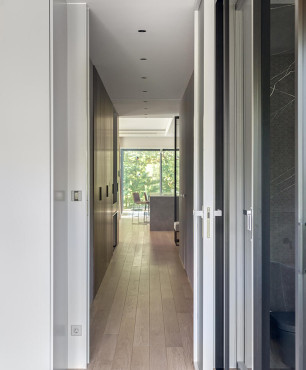 Długi korytarz z imitacją drewnianych paneli na podłodze