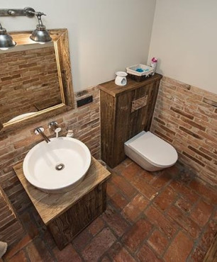 Łazienka z ceglaną podłogą i ścianą