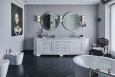 Elegancka łazienka z kinkietami i dodatkami dekoracyjnymi z firmy BBHOME