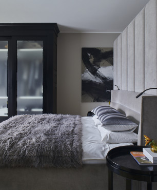 Master Bedroom z garderobą i łazienką w aranżacji BBhome Design