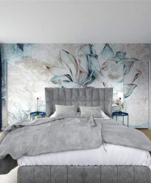 Sypialnia z piękną tapetą w kwiaty na ścianie oraz z granatowymi zasłonami