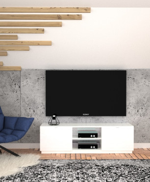 Salon z telewizorem na ścianie oraz pikowanym granatowym fotelem