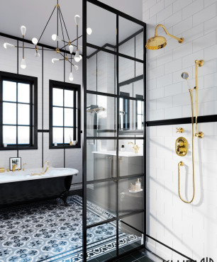 Duża łazienka z oknem, wanną wolnostojącą, prysznicem ze złotą armaturą łazienkową