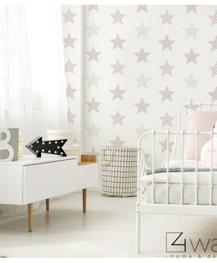 Pokój dziecięcy z białą tapetą w różowe gwiazdki na ścianie