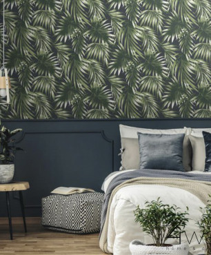 Sypialnia z tapetą z motywem botanicznym na ścianie i angielską boazerią