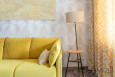 Salon z żółtym wypoczynkiem i kremową tapetą na ścianie