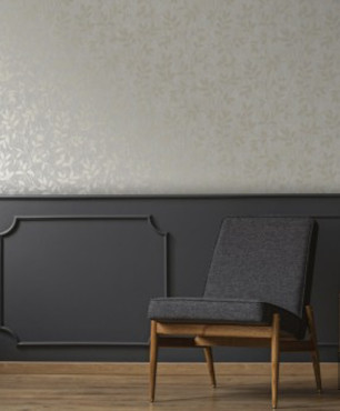 Salon z boazerią angielską w kolorze ciemnoszarym oraz ze srebrną, wzorzystą tapetą na ścianie