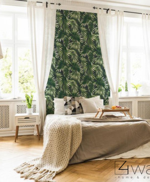 Sypialnia w stylu angielskim z zieloną tapetą w liście monstery na ścianie