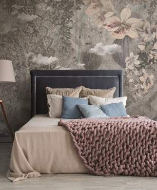 Stylowa sypialnia z łóżkiem kontynentalnym, piękną lampą stojącą oraz tapetą na ścianie
