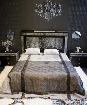 Sypialnia w stylu eklektycznym z kryształowym żyrandolem