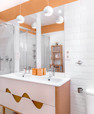 Nowoczesna łazienka z białymi płytkami oraz z pomarańczowym kolorem na ścianie